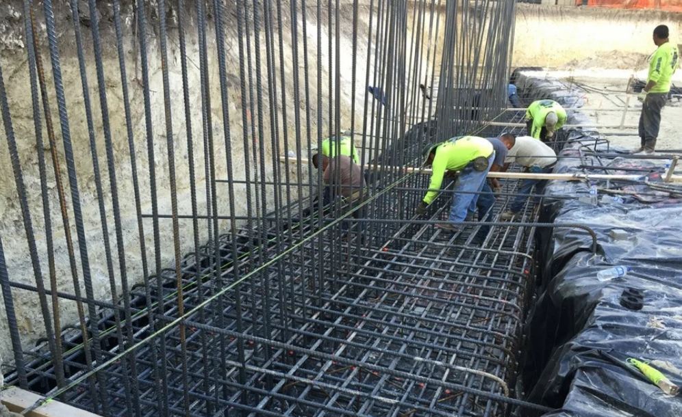 Wall and column forms — professional concrete placement crew (17)
